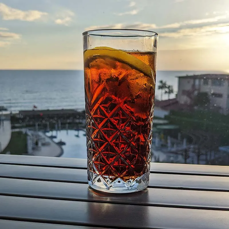 Whiskey Cola am Strand, ein international beliebter Longdrink.