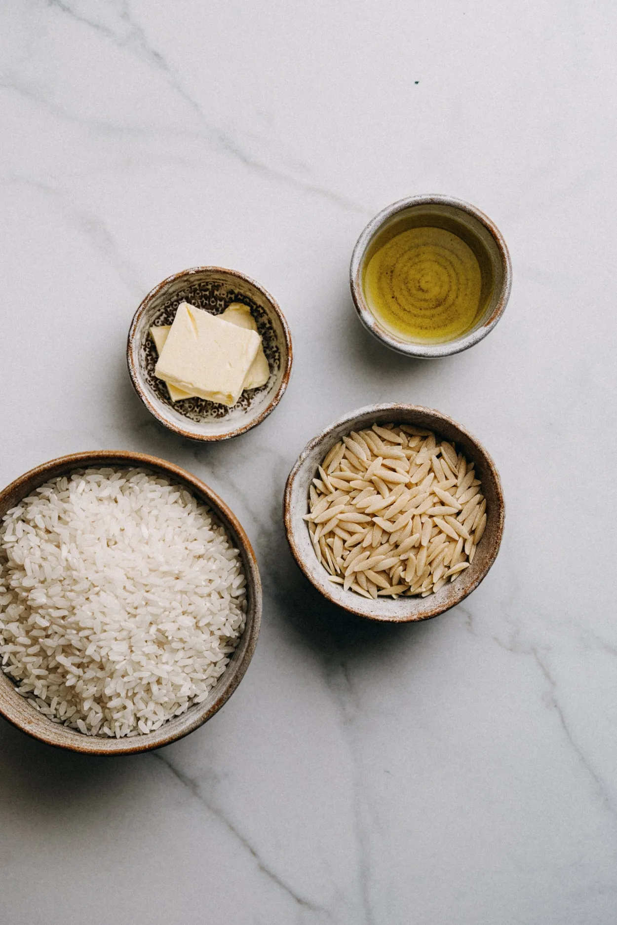 Wichtige Zutaten für authentischen türkischen Reis Pilav: Baldo Reis, Arpa Sehriye Reisnudeln, Pflanzenöl und pflanzliche Margarine.