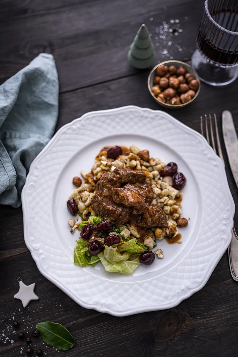 Wildschweingulasch mit Beilagen, ein perfektes Gericht für das Festmahl