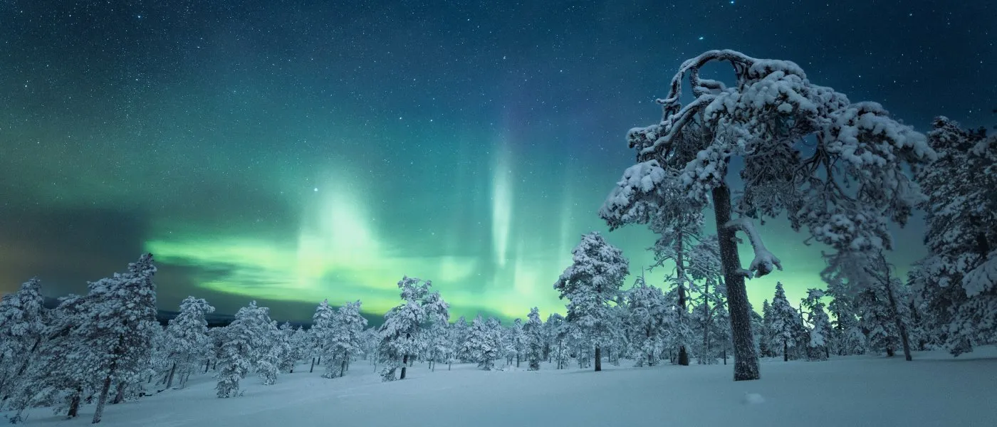 Winterlandschaft in Lappland mit Polarlichtern