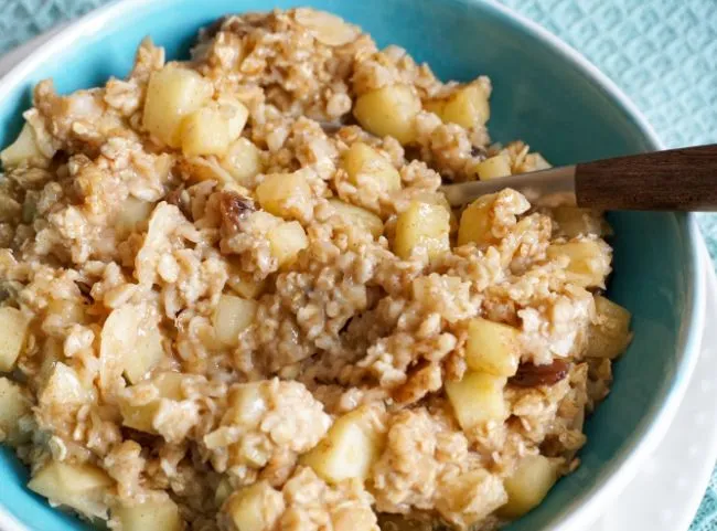 Winterliches Bratapfel-Porridge mit karamellisierten Äpfeln