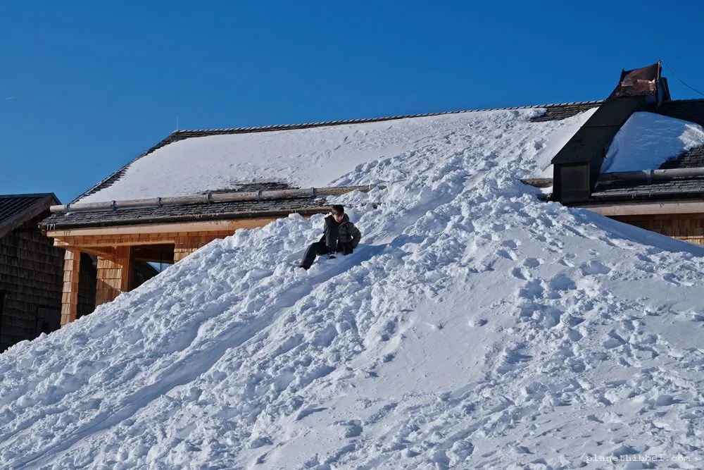 Winterwanderer genießen die Aussicht auf verschneite Täler