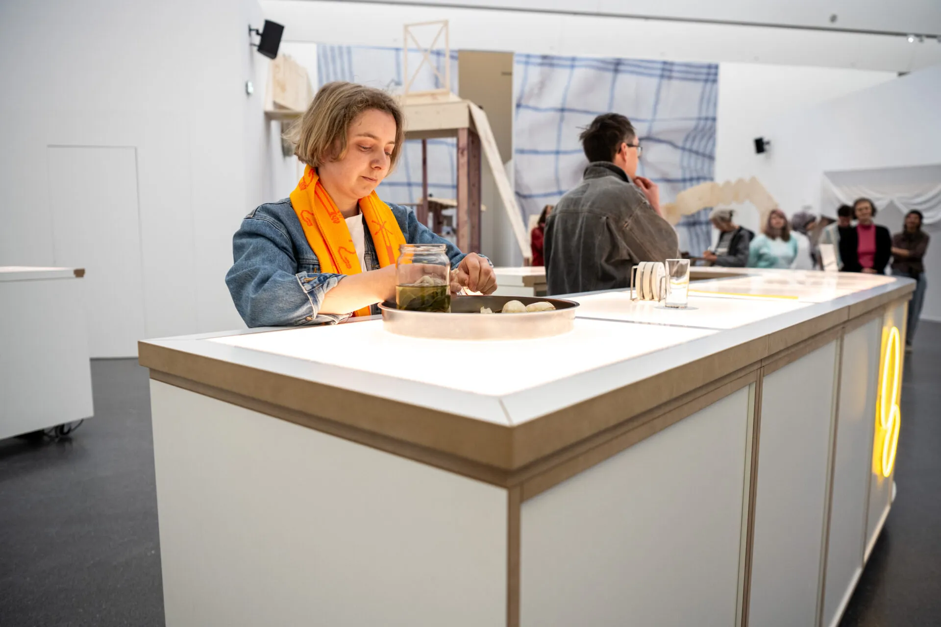 Wird „Kulisse“ aktiviert, laden Donike &amp; Specks als Gastwirt*innen zur partizipativen Aktion „HOPFEN UND MALZ“ ein.