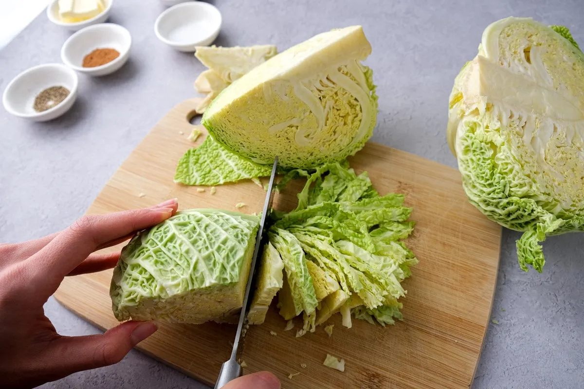 Wirsing in Streifen geschnitten