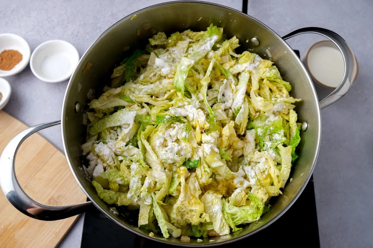 Wirsing mit Mehl bestreuen