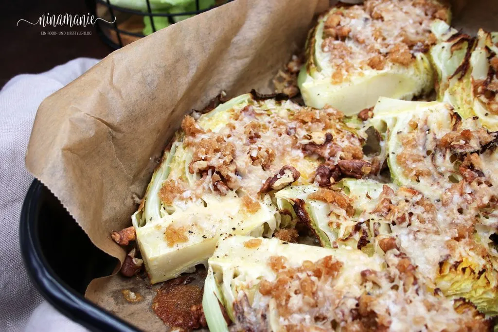 Wirsingscheiben mit Olivenöl und Gewürzen in der Auflaufform vor dem Backen