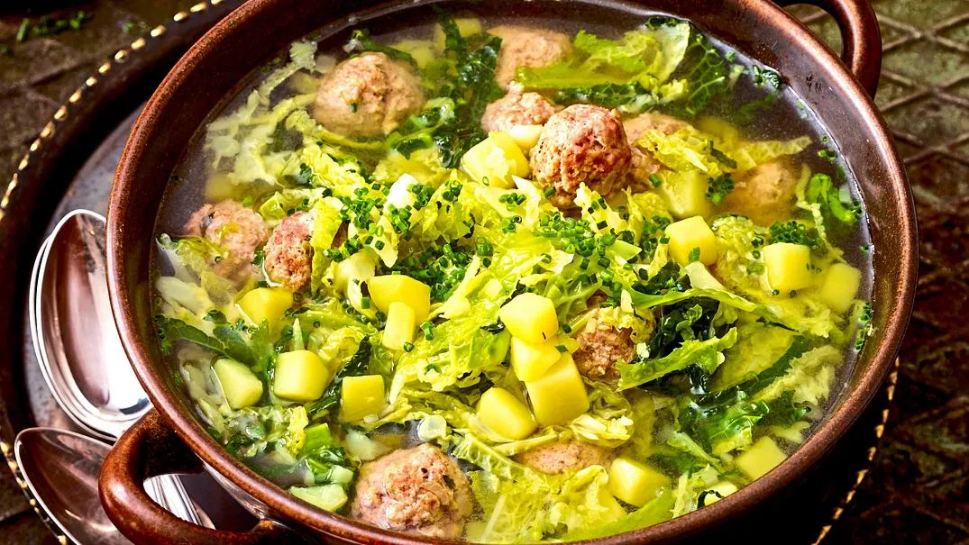 Wirsingtopf mit Hackbällchen