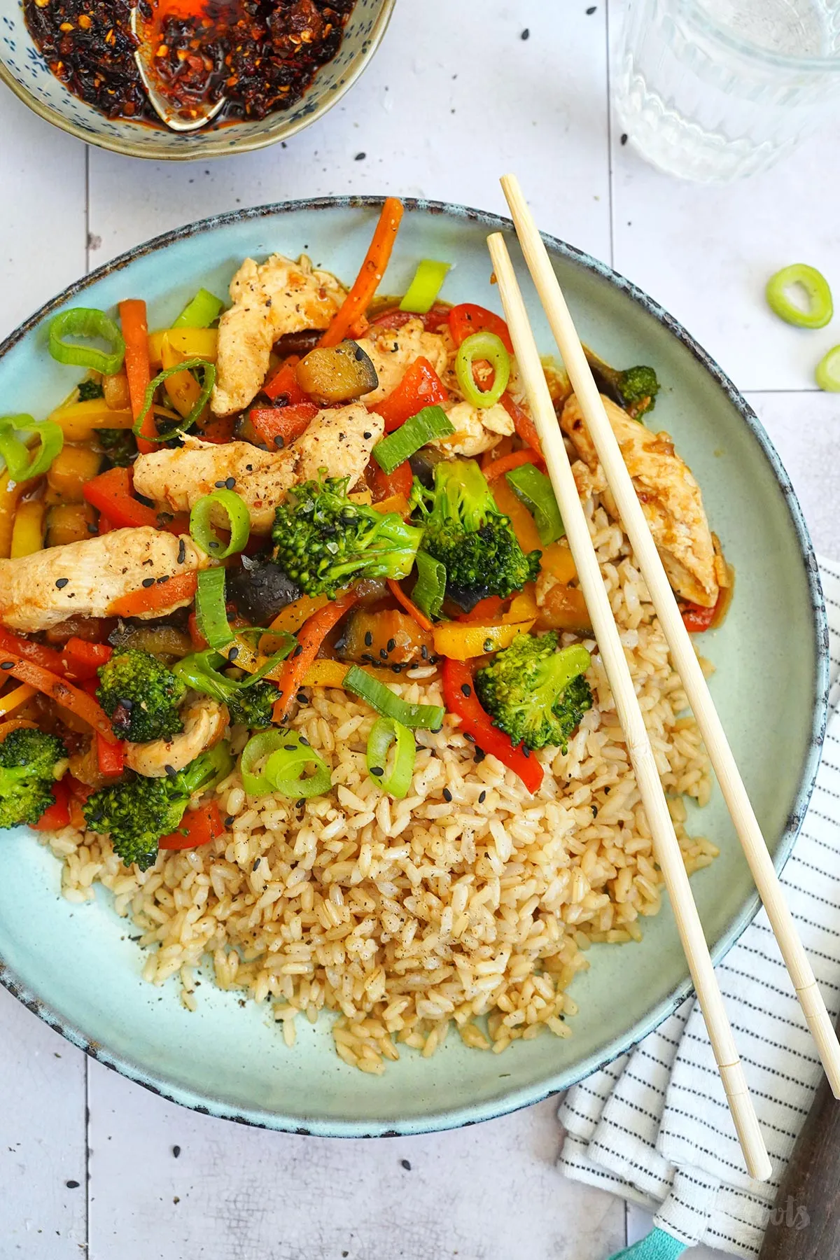 Wok Gemüse mit Hähnchen und Reis in einer Schale serviert, perfekt für schnelle Rezepte