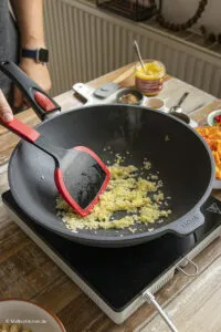 Wok mit Gewürzen und Gemüse.