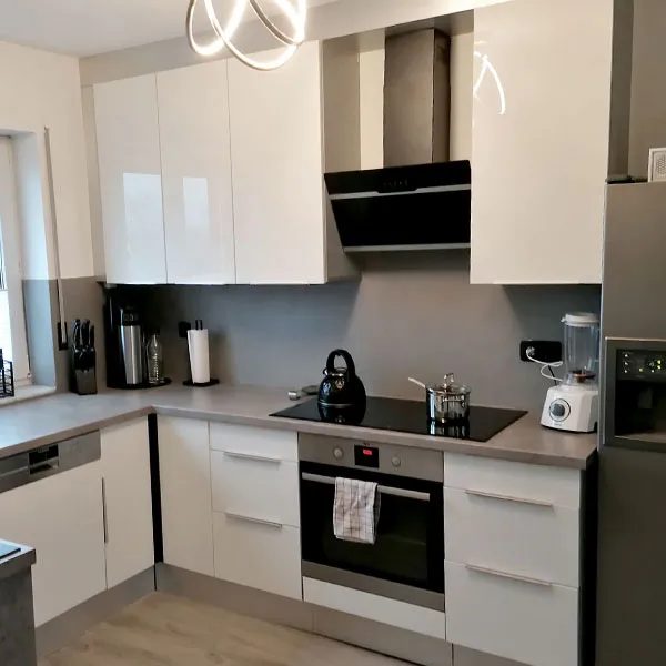 Wunderbare Optik neuer, maßgefertigter Küchenfronten nach einfacher Montage