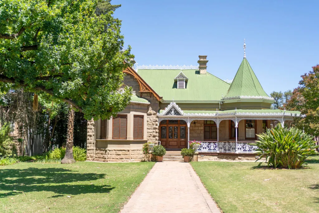 Wunderschöne historische Häuser in Oudtshoorn, dem Zentrum der Straußenfarm-Industrie nahe der Garden Route