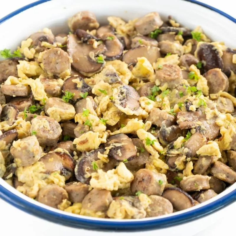 Würstchen-Pilz-Pfanne mit Ei, ein deftiges Mittagessen für mehr Energie