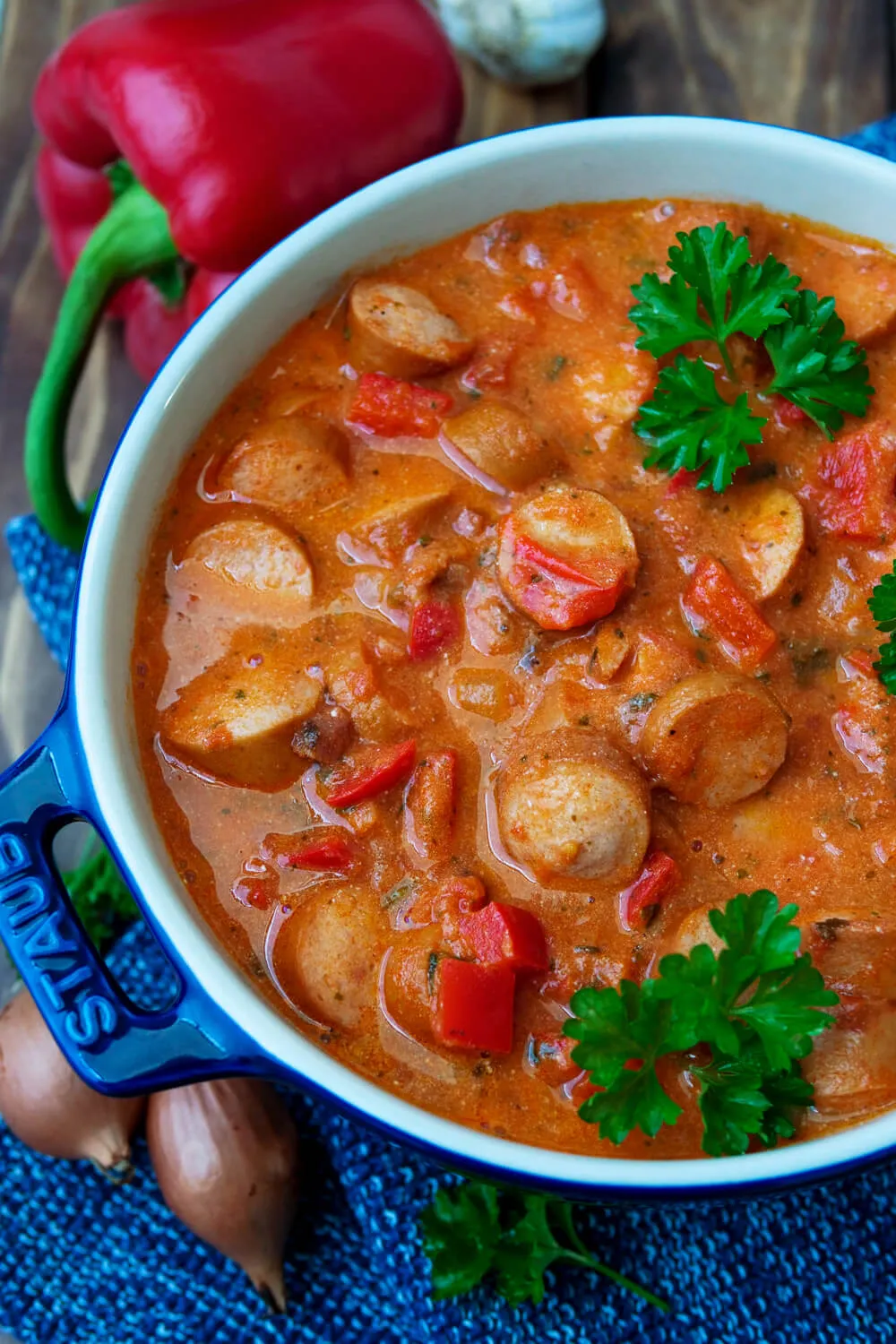 Würstchengulasch mit Wiener Würstchen, Paprika und Petersilie in der Schüssel