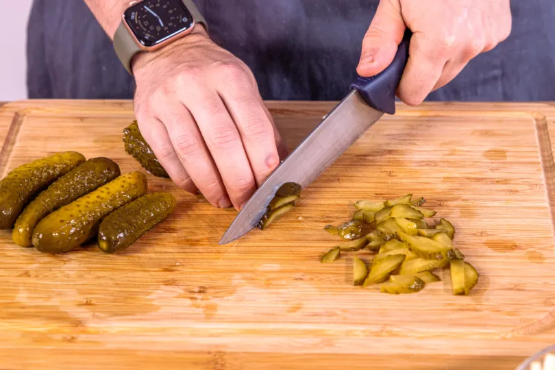 Würzige Gewürzgurken in Streifen geschnitten, eine Zutat für die Soljanka