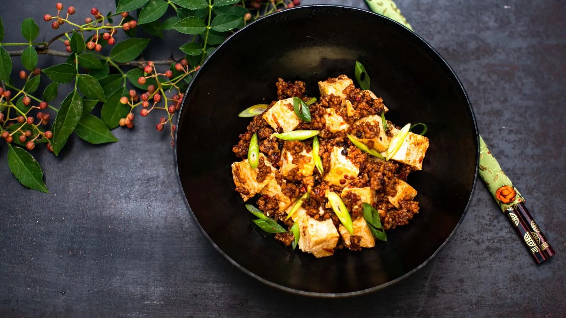 Würziger Mapo-Tofu mit Hackfleisch und Szechuan-Pfeffer in roter Chilisauce, ein authentisches chinesisches Rezept aus Szechuan
