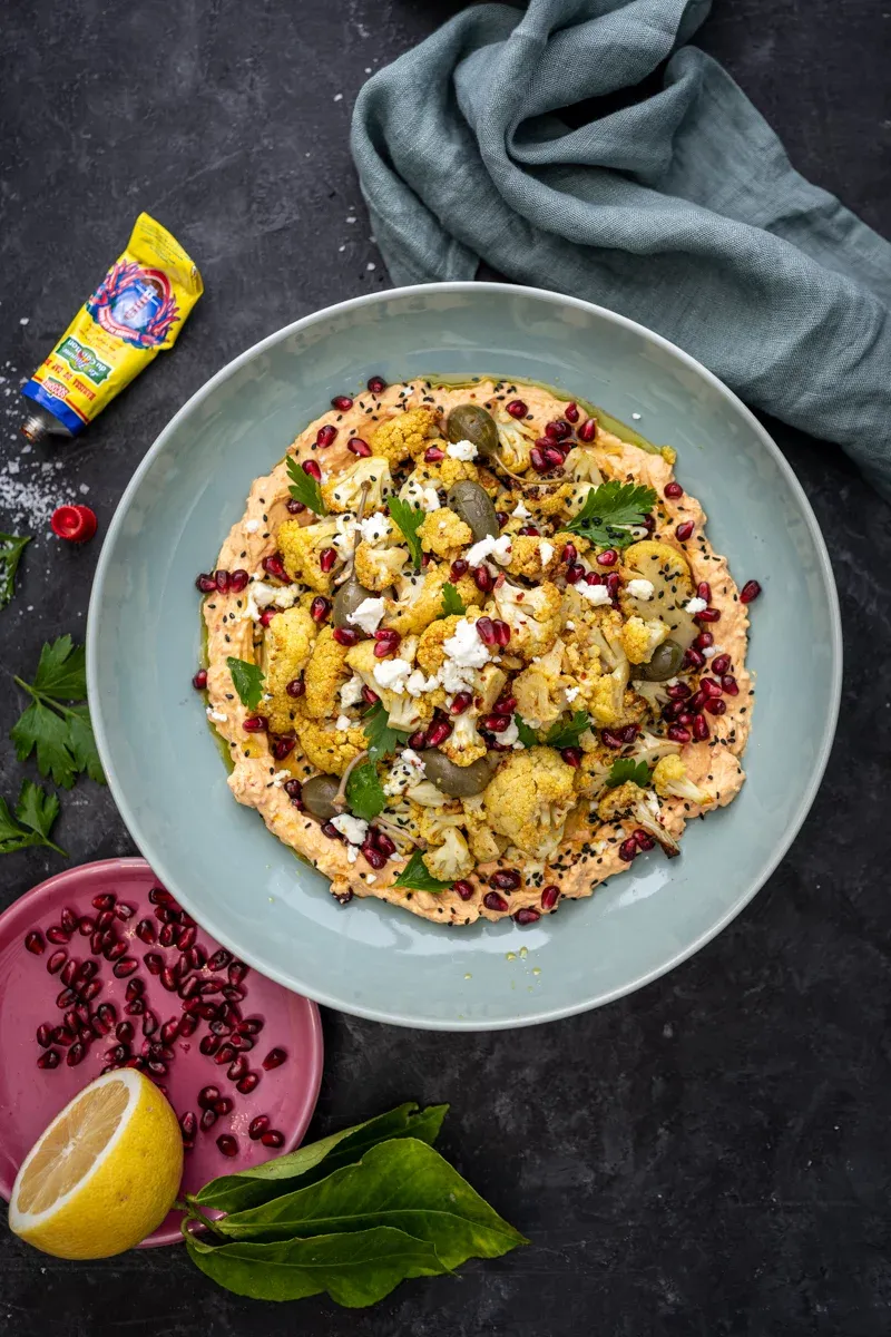 Würziger Ofen-Blumenkohl mit scharfem Dip