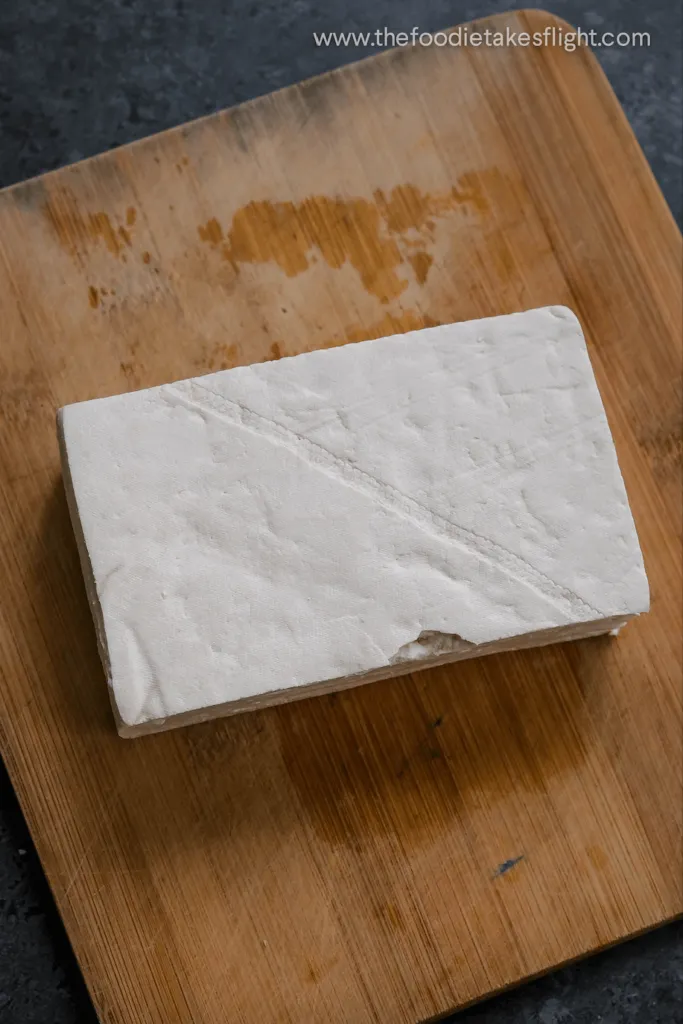 Würziger Tofu in Streifen oder Würfeln, eine hervorragende vegetarische Proteinoption für Mie Nudeln Gerichte.