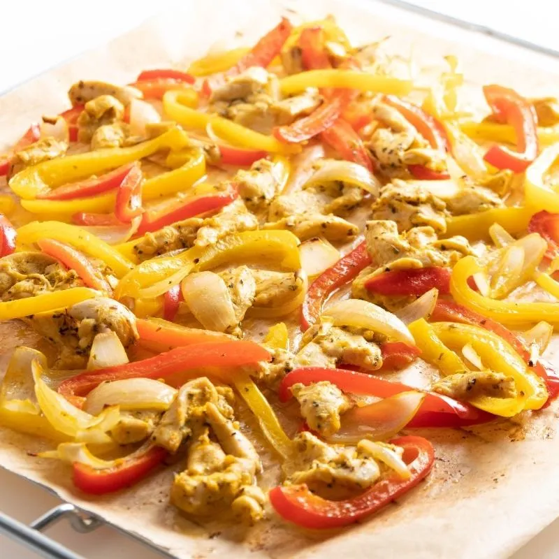 Würziges Low Carb Fajita-Hähnchen mit bunten Paprikastreifen und Zwiebeln, direkt vom Backblech