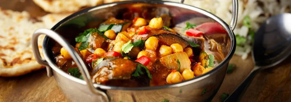 Würziges veganes Auberginen-Curry mit frischen Kräutern, einfach im Wok zubereitet