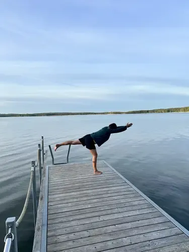 Yoga am See in malerischer Naturkulisse