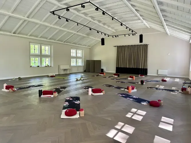 Yoga in der großzügigen Reethalle