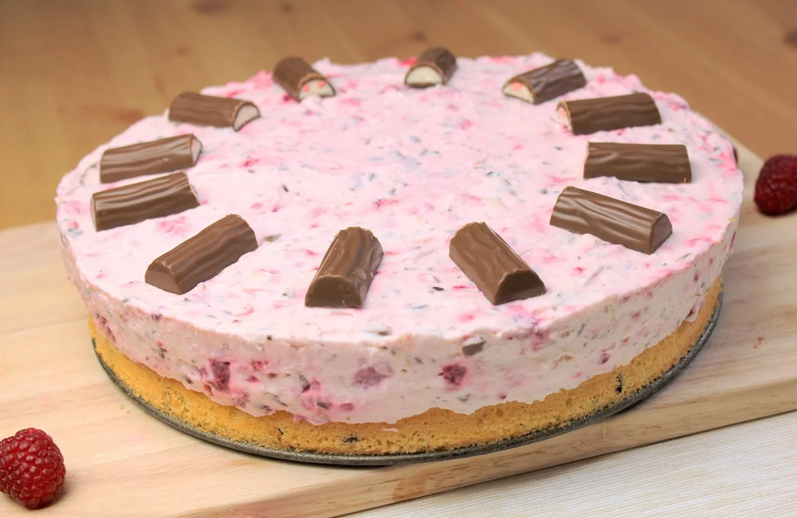 Yogurette Torte von oben, mit halbierten Yogurette-Riegeln dekoriert
