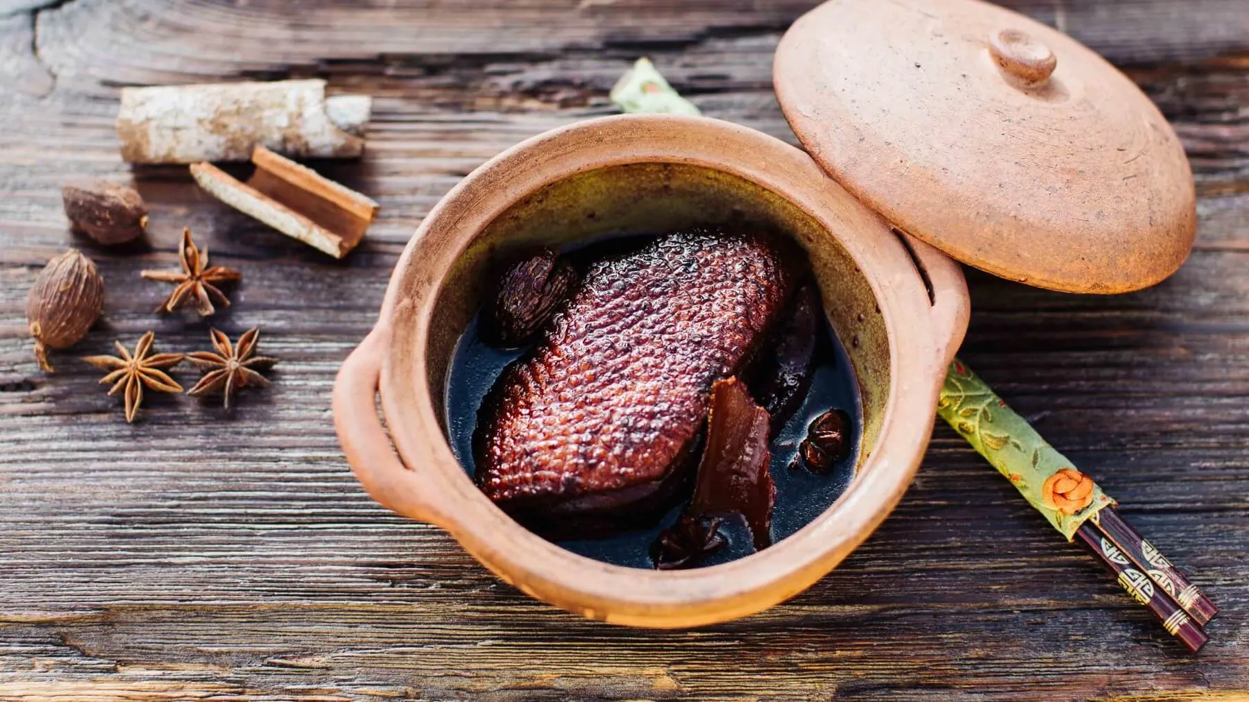 Zart geschmorte Ente in dunkler, würziger Lo Soi Sauce, ein traditionelles chinesisches Schmorgericht