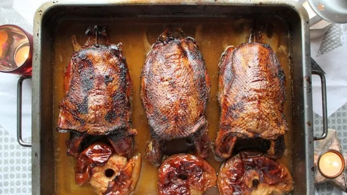 Zarte Gänsebrust mit knuspriger Haut, serviert mit Rotkohl und Klößen