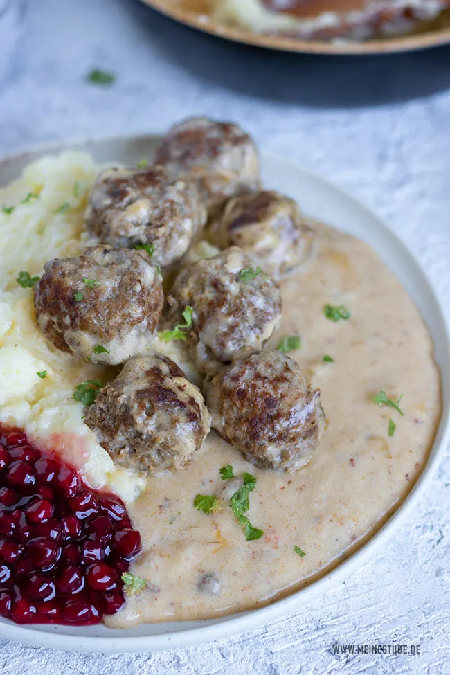 Zarte Köttbullar mit Rahmsoße, cremigem Kartoffelbrei und süßen Preiselbeeren