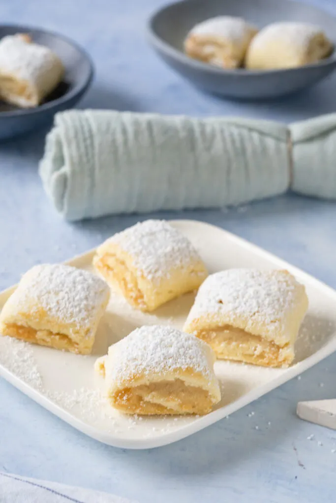 Zarte Marzipankissen – weiche Mürbeteigkekse mit Marzipanfüllung