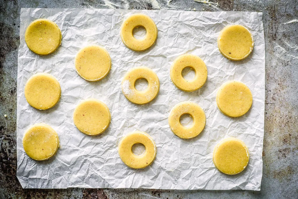 Zarte Mürbeteigplätzchen als Sandwich mit Füllung