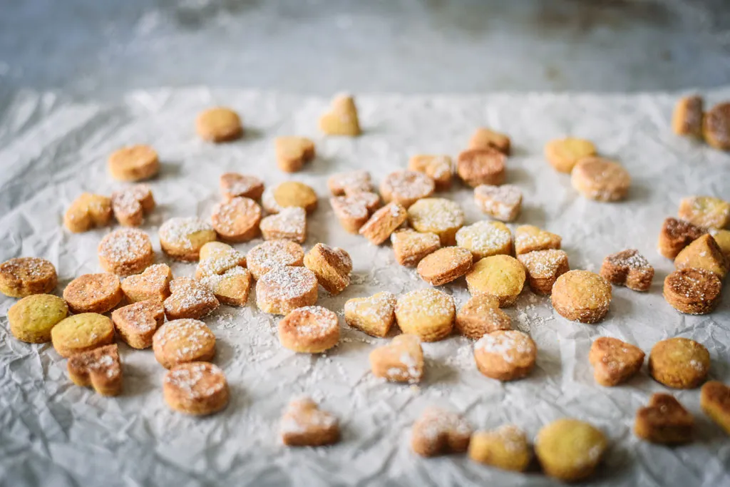 Zarte Mürbeteigplätzchen auf einer Schieferplatte