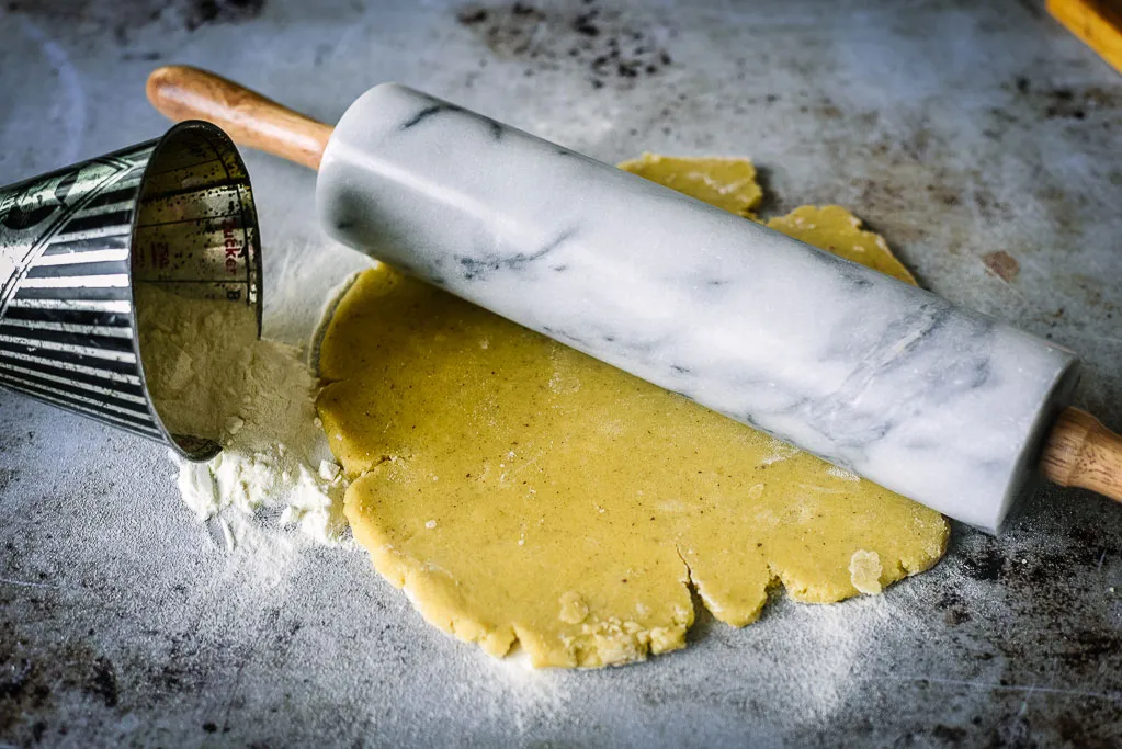 Zarte Mürbeteigplätzchen mit Zitronenfüllung