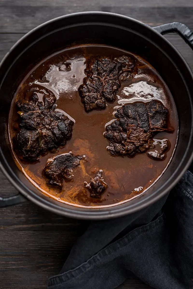 Zarte Ochsenbäckchen mit herzhafter Soße, perfekt geschmort für ein Festessen