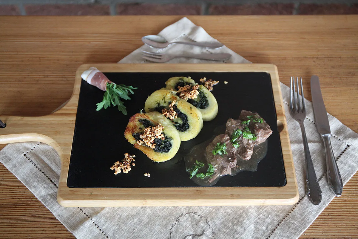 Zarte Schweinebäckchen mit Wickelklößen und frischem Salat, ein herzhaftes Hauptgericht von Land und Lecker.