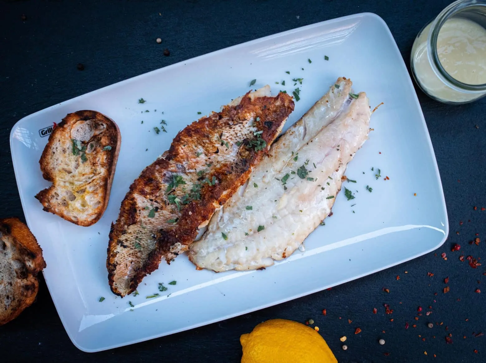 Zarte Zanderfilets auf der Haut gegrillt, leicht und aromatisch – ideal für Fisch Grillrezepte
