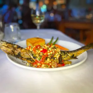 Zarter Bronzino-Fisch, kunstvoll zubereitet im Cochon Restaurant, ein Beispiel für die saisonale Vielfalt der Speisekarte.