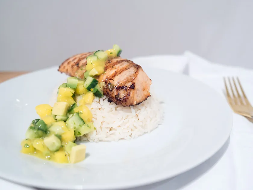 Zarter Lachs mit Kokosreis und Mangosalsa als Teil des perfekten Dinner-Menüs