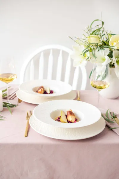 Zarter Skrei im Schinkenmantel auf rotem Spitzkohl und cremiger Beurre Blanc