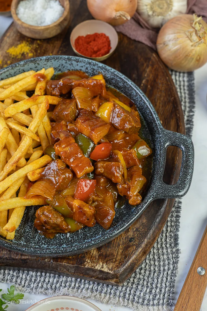 Zartes Fleisch und pikante Schaschlik Soße im Schaschliktopf.