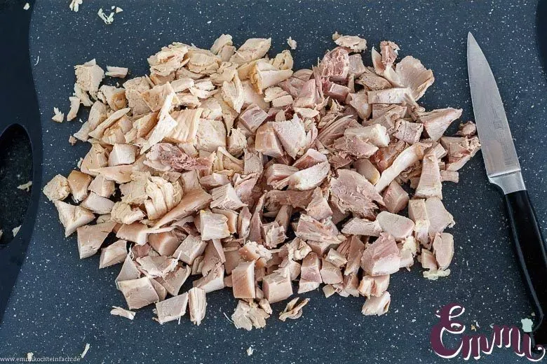 Zartes Hähnchenfleisch, gewürfelt, bereit für das Hühnerfrikassee Rezept