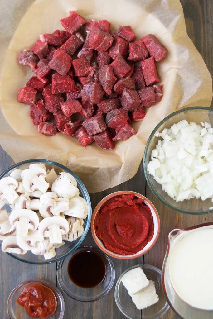 Zartes Rindfleisch in Würfeln für die Stroganoff-Zubereitung