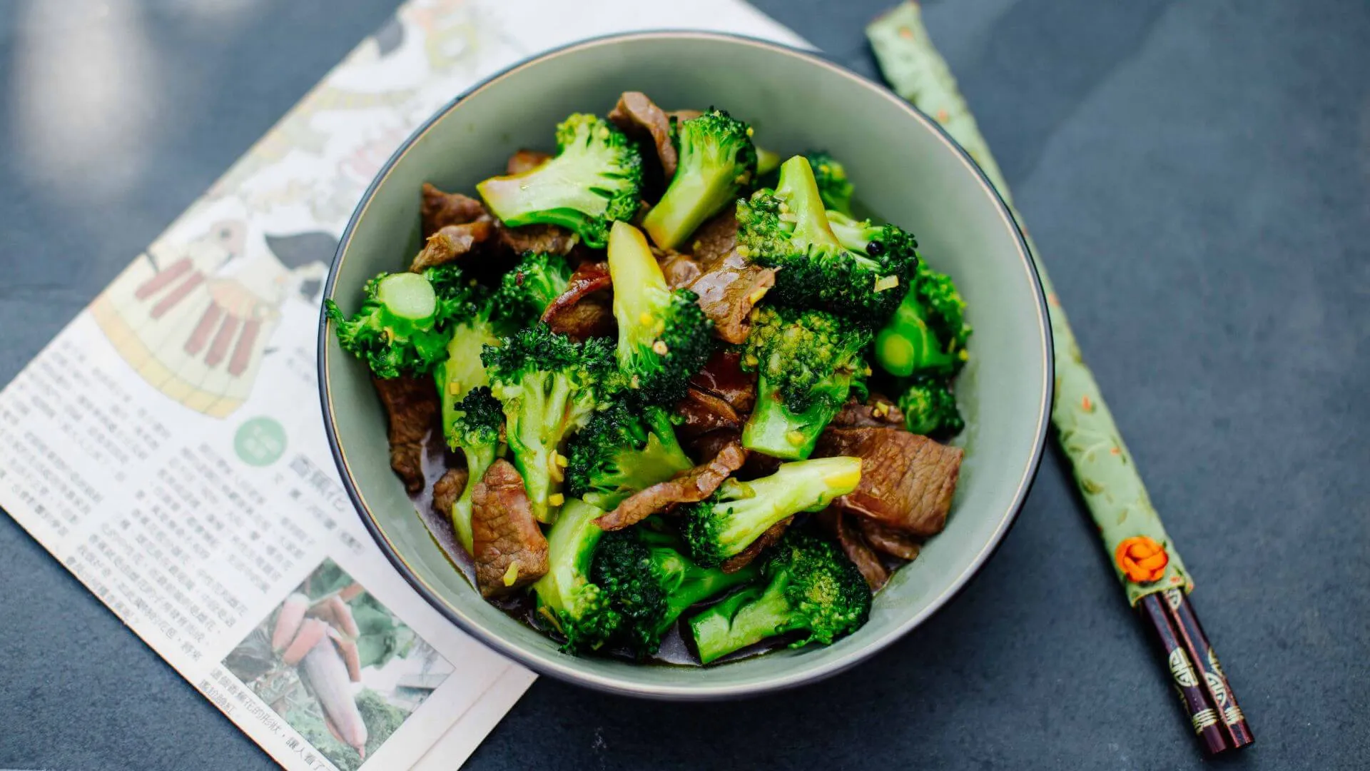 Zartes Rindfleisch mit knackigem Brokkoli in würziger Austernsauce, frisch aus dem Wok, ein beliebtes chinesisches Abendessen