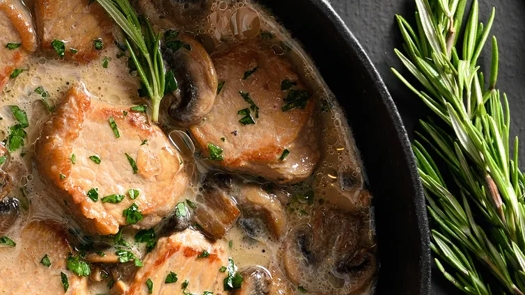 Zartes Schweinefilet mit cremiger Champignon-Soße