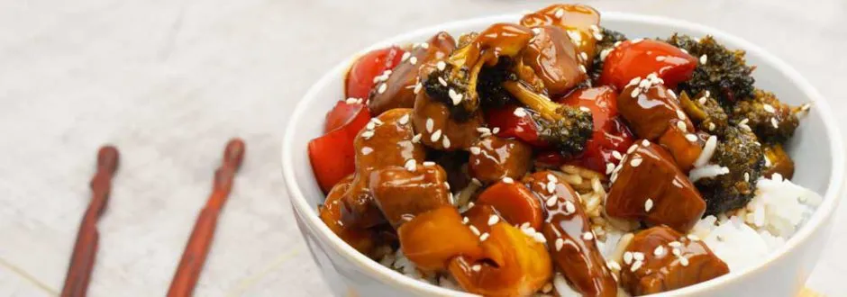 Zartes Schweinefilet mit glänzender Teriyaki-Soße, perfekt für Wok-Anfänger