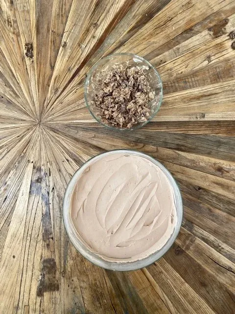 Zerkleinerte Kinder Bueno Stücke und vorbereitete Frischkäsecreme