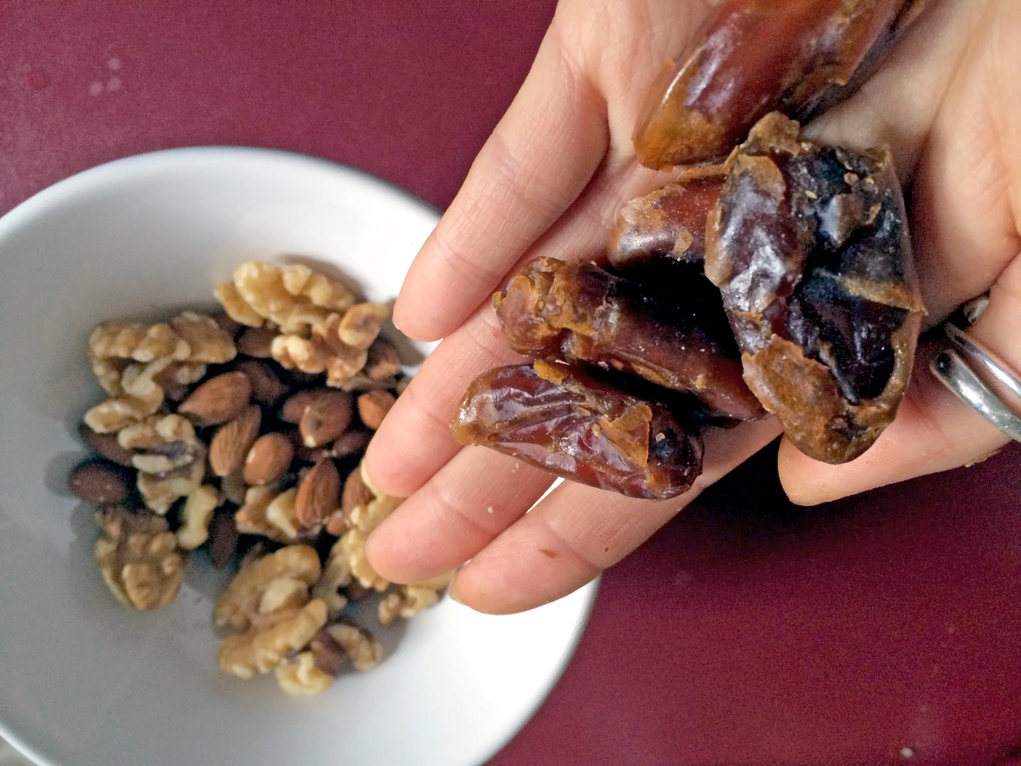 Zerkleinerte Nüsse und Datteln für den Kuchenboden