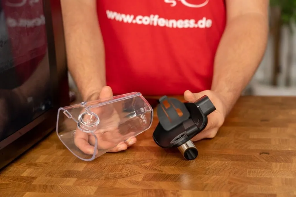 Zerlegter Milchbehälter des Philips LatteGo 5400 EP5447/90, bereit zur einfachen Reinigung