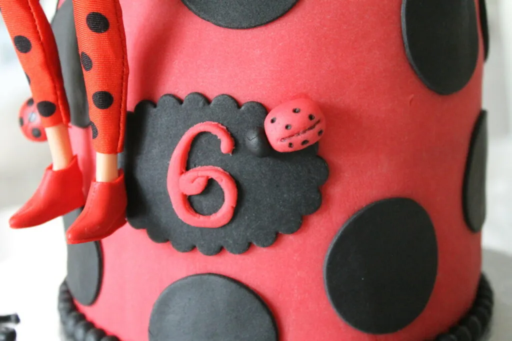 Zimmerwarme Butter und Milchmädchen werden zu cremiger Buttercreme geschlagen