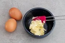 Zimmerwarme Butter wird cremig gerührt als erster Schritt im Grießklößchen Rezept